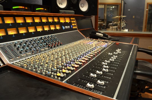 Custom API 1608 console 900×596